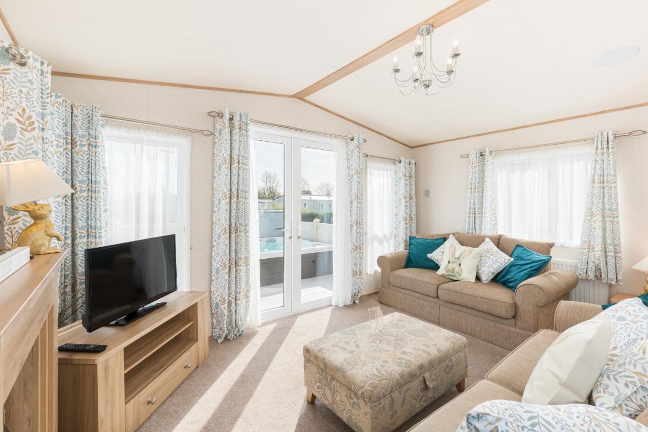 Cottontail Lodge - Hot tub - Pet Friendly South Cerney Eksteriør billede