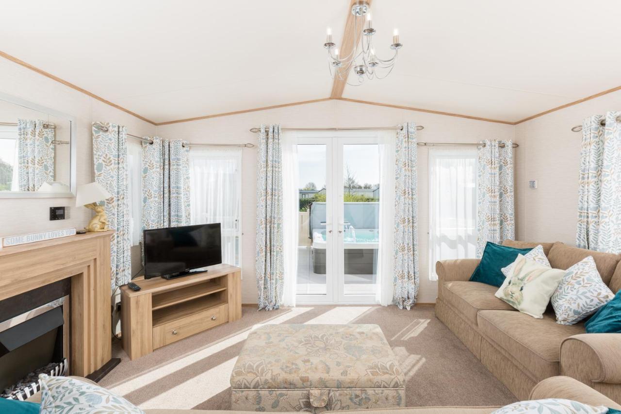 Cottontail Lodge - Hot tub - Pet Friendly South Cerney Eksteriør billede