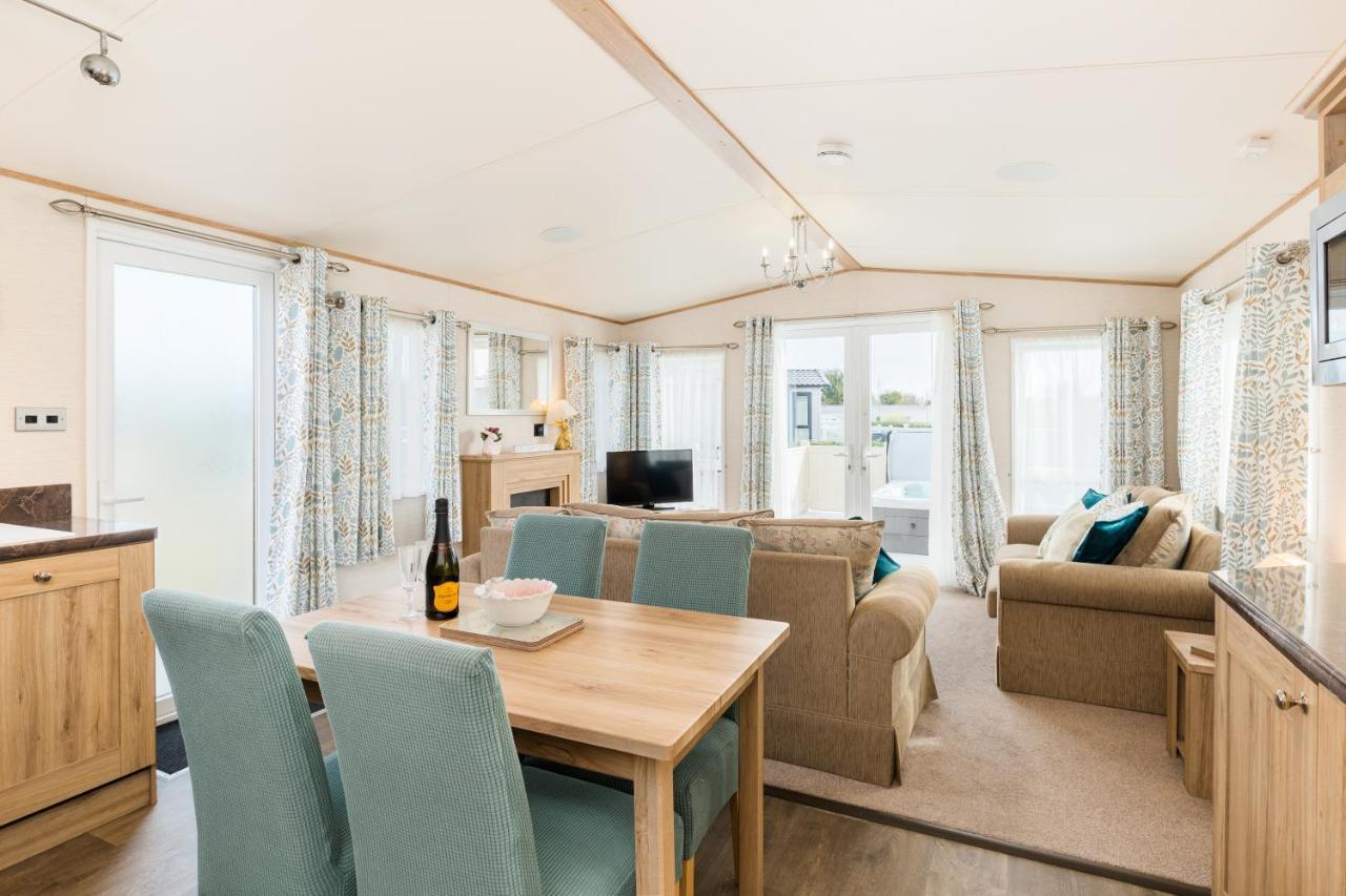 Cottontail Lodge - Hot tub - Pet Friendly South Cerney Eksteriør billede