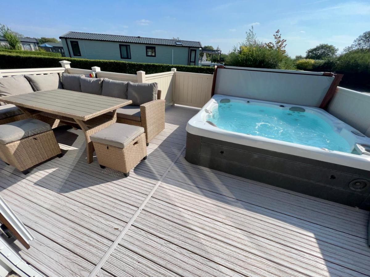 Cottontail Lodge - Hot tub - Pet Friendly South Cerney Eksteriør billede
