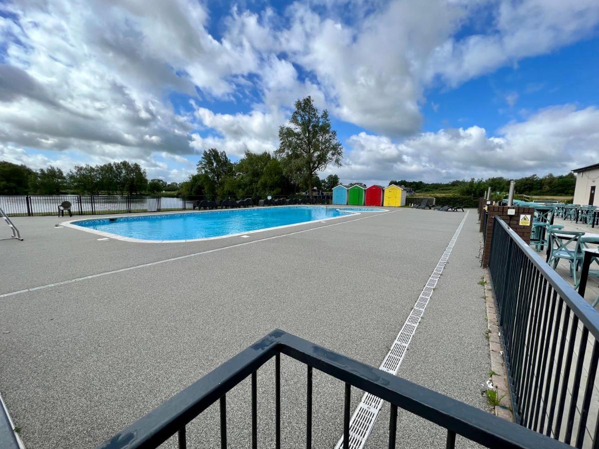 Cottontail Lodge - Hot tub - Pet Friendly South Cerney Eksteriør billede