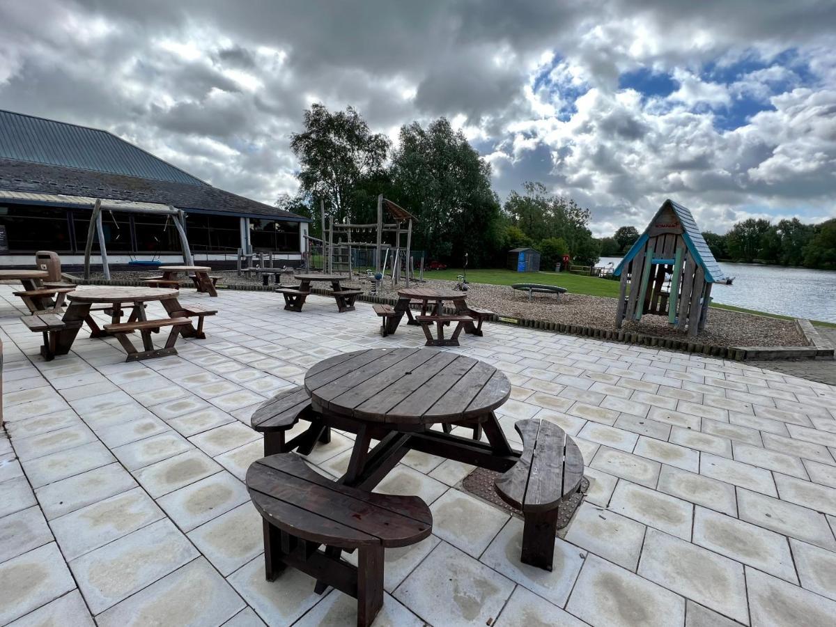Cottontail Lodge - Hot tub - Pet Friendly South Cerney Eksteriør billede