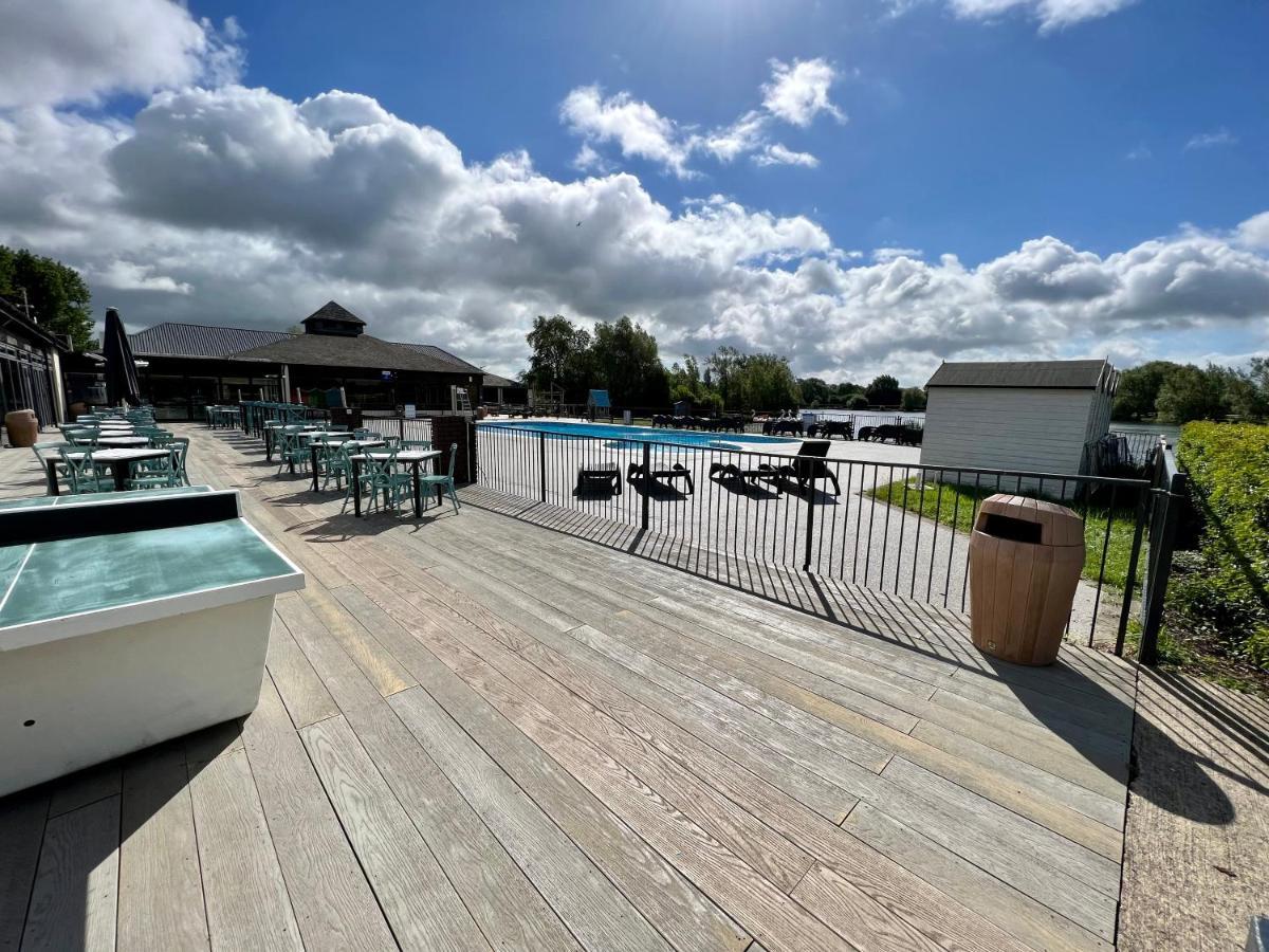 Cottontail Lodge - Hot tub - Pet Friendly South Cerney Eksteriør billede