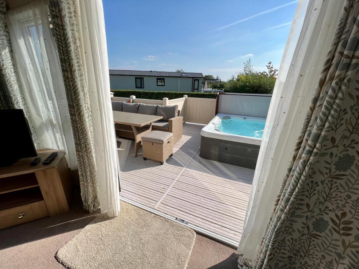 Cottontail Lodge - Hot tub - Pet Friendly South Cerney Eksteriør billede