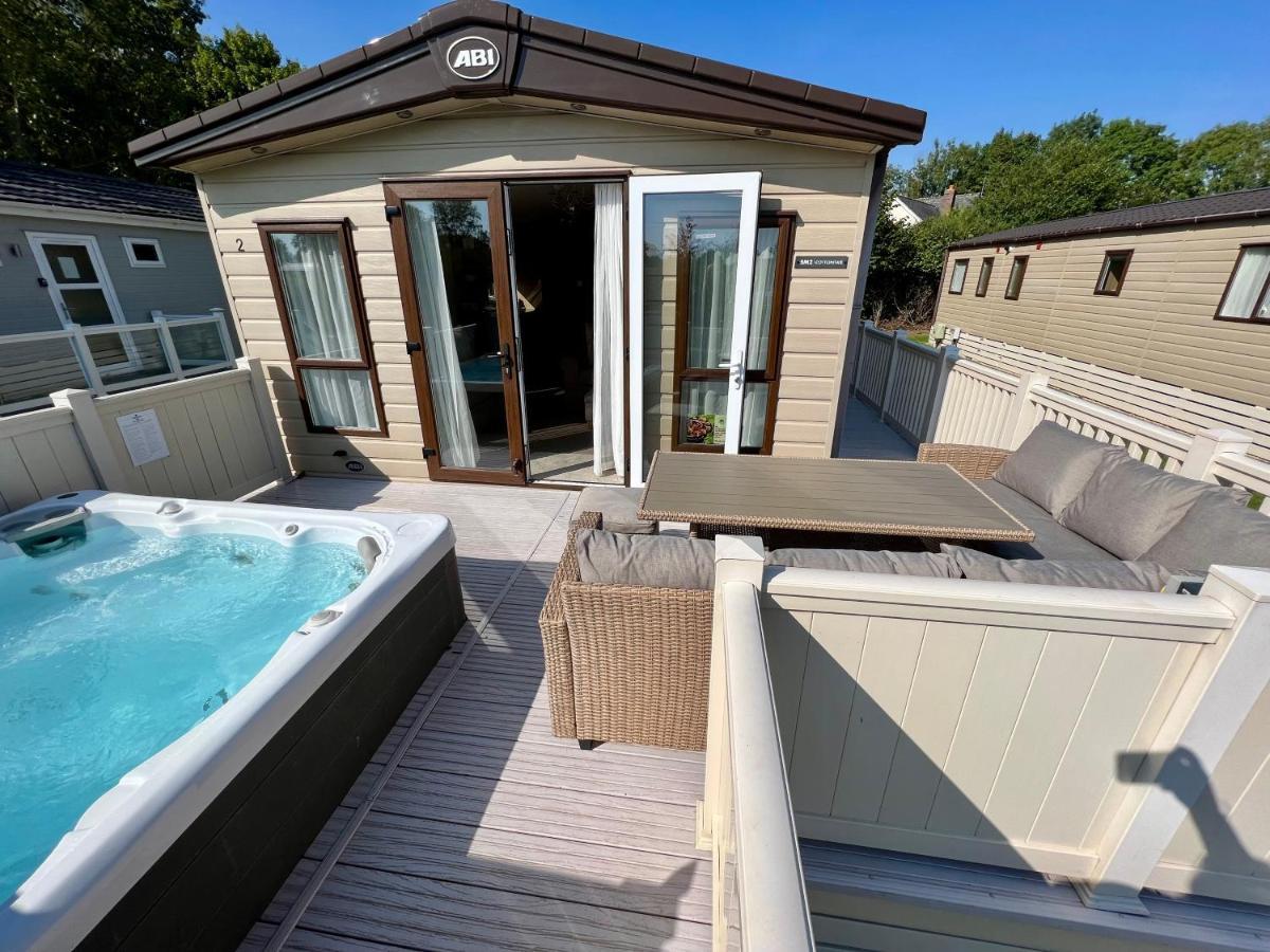 Cottontail Lodge - Hot tub - Pet Friendly South Cerney Eksteriør billede
