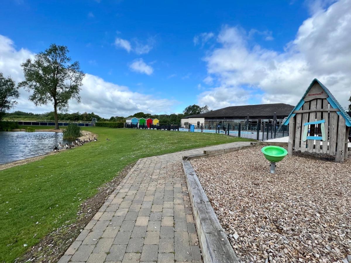 Cottontail Lodge - Hot tub - Pet Friendly South Cerney Eksteriør billede